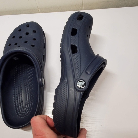 Crocs Navy Clogs Women’s size 9, Men’s size 7 - Picture 9 of 11
